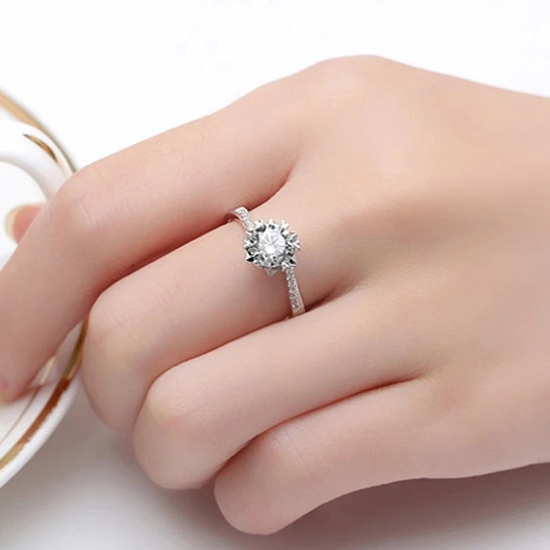 Женское кольцо-Снежинка GEM'S BALLET Moissanite, обручальные кольца из стерлингового серебра 925 пробы с бриллиантами, 1Ct VVS1 
Женское кольцо-Снежинка GEM'S BALLET Moissanite, обручальные кольца из стерлингового серебра 925 пробы с бриллиантами, 1Ct VVS1