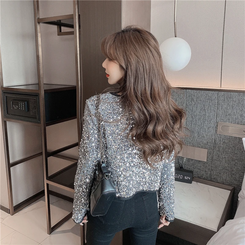 Glittering long-sleeved cardigan Coat Women 2021 New loose casual pearl buckle cropped sexy V-neck trendy brand Jacket Female
Glittering long-sleeved cardigan Coat Women 2021 New loose casual pearl buckle cropped sexy V-neck trendy brand Jacket Female