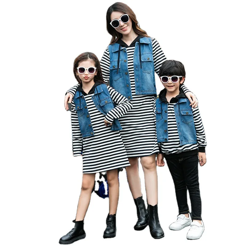 2021 autumn new foreign style parent-child stripe long sleeve sweater denim vest two-piece set matching family outfits
2021 autumn new foreign style parent-child stripe long sleeve sweater denim vest two-piece set matching family outfits