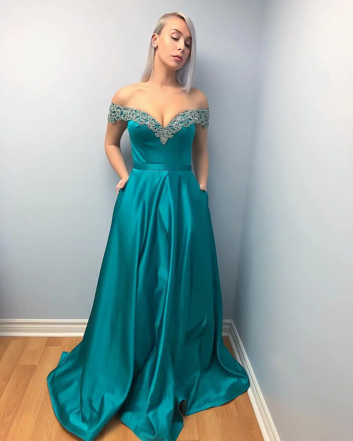 Teal Beaded Off Shoulder Prom Dresses with Pockets Long Satin Formal Evening Party Ball Gowns Robe De Soiree
Teal Beaded Off Shoulder Prom Dresses with Pockets Long Satin Formal Evening Party Ball Gowns Robe De Soiree