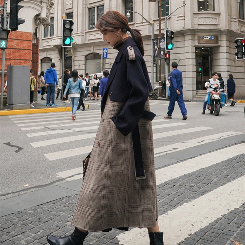 2020New Korean Women Loose Large Size Knee-length Coat Autumn Plaid Matching Color Trench Coat Pockets Epaulet Double Breasted
2020New Korean Women Loose Large Size Knee-length Coat Autumn Plaid Matching Color Trench Coat Pockets Epaulet Double Breasted