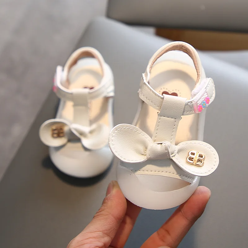 Girls Summer Sandals Classic Fashion T-strap Children Sandals with Bow-knot Classic Chic Princess Soft Breathable Comfortable 
Girls Summer Sandals Classic Fashion T-strap Children Sandals with Bow-knot Classic Chic Princess Soft Breathable Comfortable