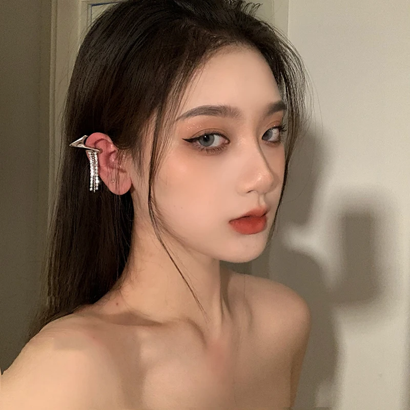 Fashionable Popular Tassel Earrings Beautiful Jewelry Temperament All-matched Ear Clips Creative Irregular Ear Bone Clips
Fashionable Popular Tassel Earrings Beautiful Jewelry Temperament All-matched Ear Clips Creative Irregular Ear Bone Clips