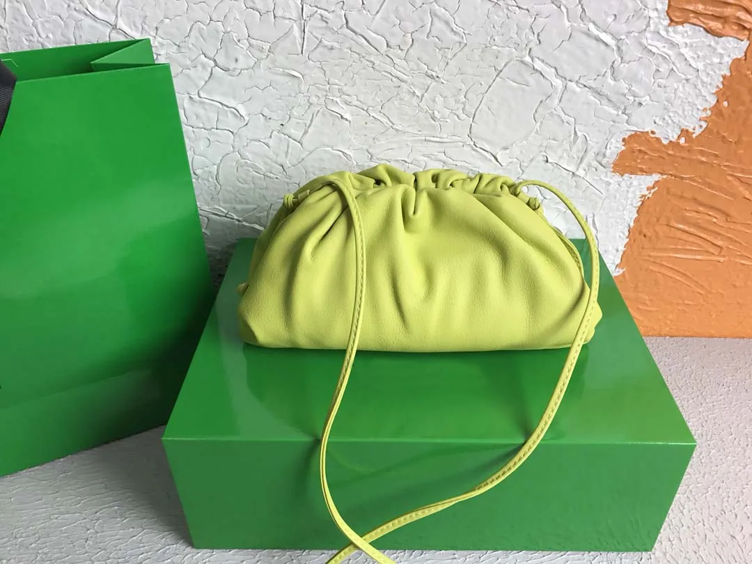 Fashion Top Luxury Accessories Italian Cowhide Mini Cloud Clutch Designer 100% Genuine Leather Ladies Shoulder Bag Messenger Bag
Fashion Top Luxury Accessories Italian Cowhide Mini Cloud Clutch Designer 100% Genuine Leather Ladies Shoulder Bag Messenger Bag