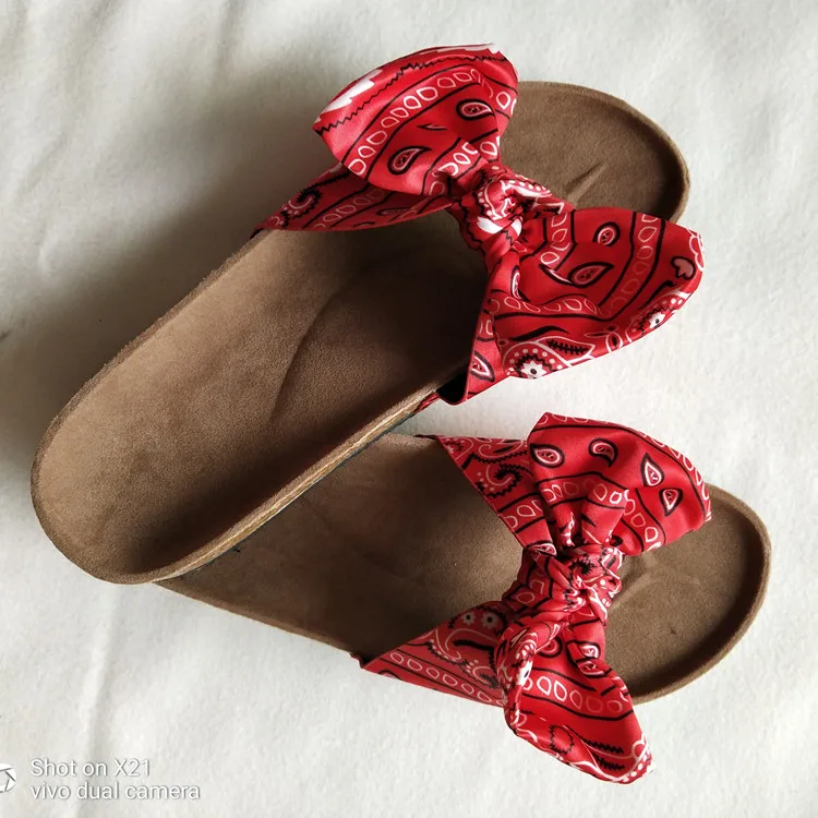2020 summer new fashion bow tie color matching flat bottom beach sandals and slippers female plus size simple slippers X205
2020 summer new fashion bow tie color matching flat bottom beach sandals and slippers female plus size simple slippers X205