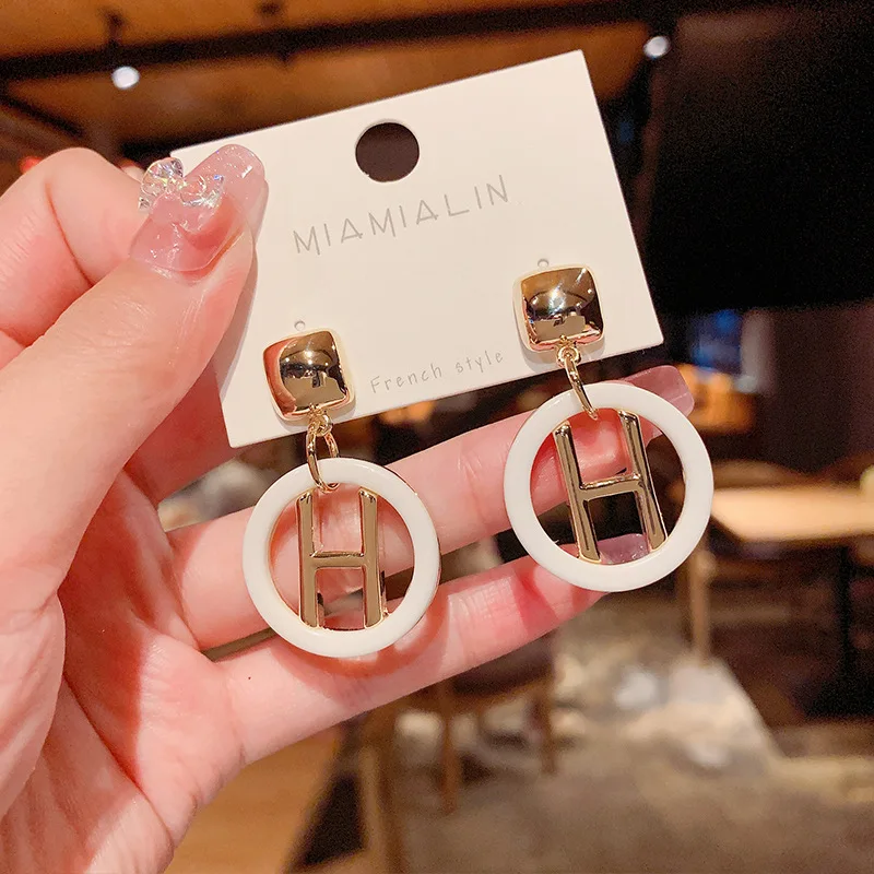 2021 New Christmas Premium Light Luxury Black And White H Earrings For Woman Korean Fashion Classic Personality Party Jewelry
2021 New Christmas Premium Light Luxury Black And White H Earrings For Woman Korean Fashion Classic Personality Party Jewelry