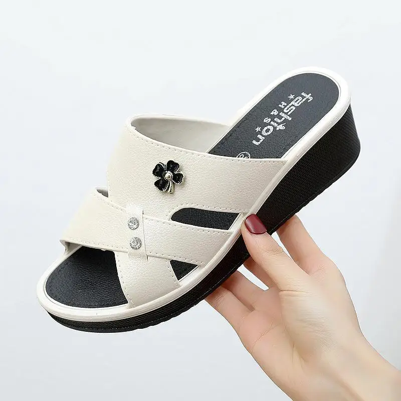 Slippers women's summer wear thick-soled non-slip bathing home beach shoes slope heel high heel ladies slippers
Slippers women's summer wear thick-soled non-slip bathing home beach shoes slope heel high heel ladies slippers