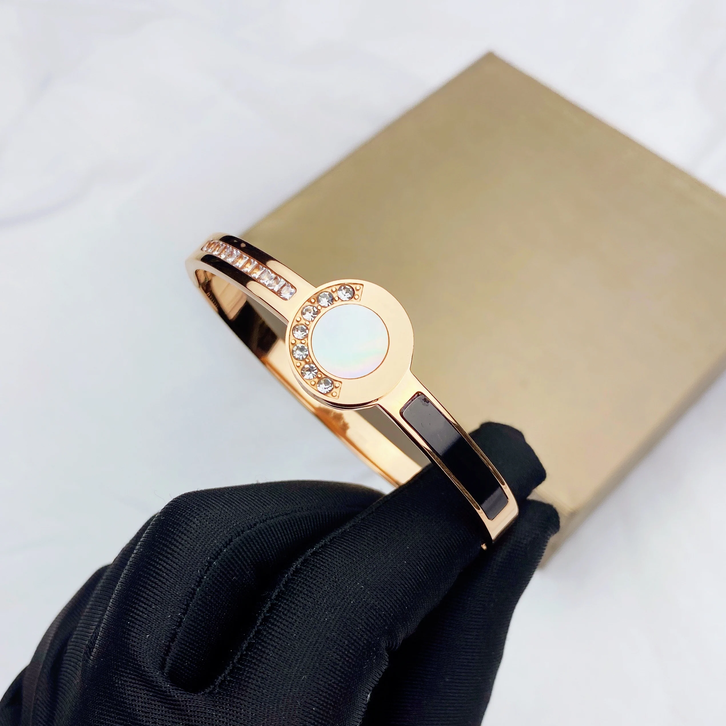 Classic Black Shell Chain & Link Bracelet Bangle Jewelry Titanium Steel Charms Bracelets For Women Wholesale Luxury Brand
Classic Black Shell Chain & Link Bracelet Bangle Jewelry Titanium Steel Charms Bracelets For Women Wholesale Luxury Brand