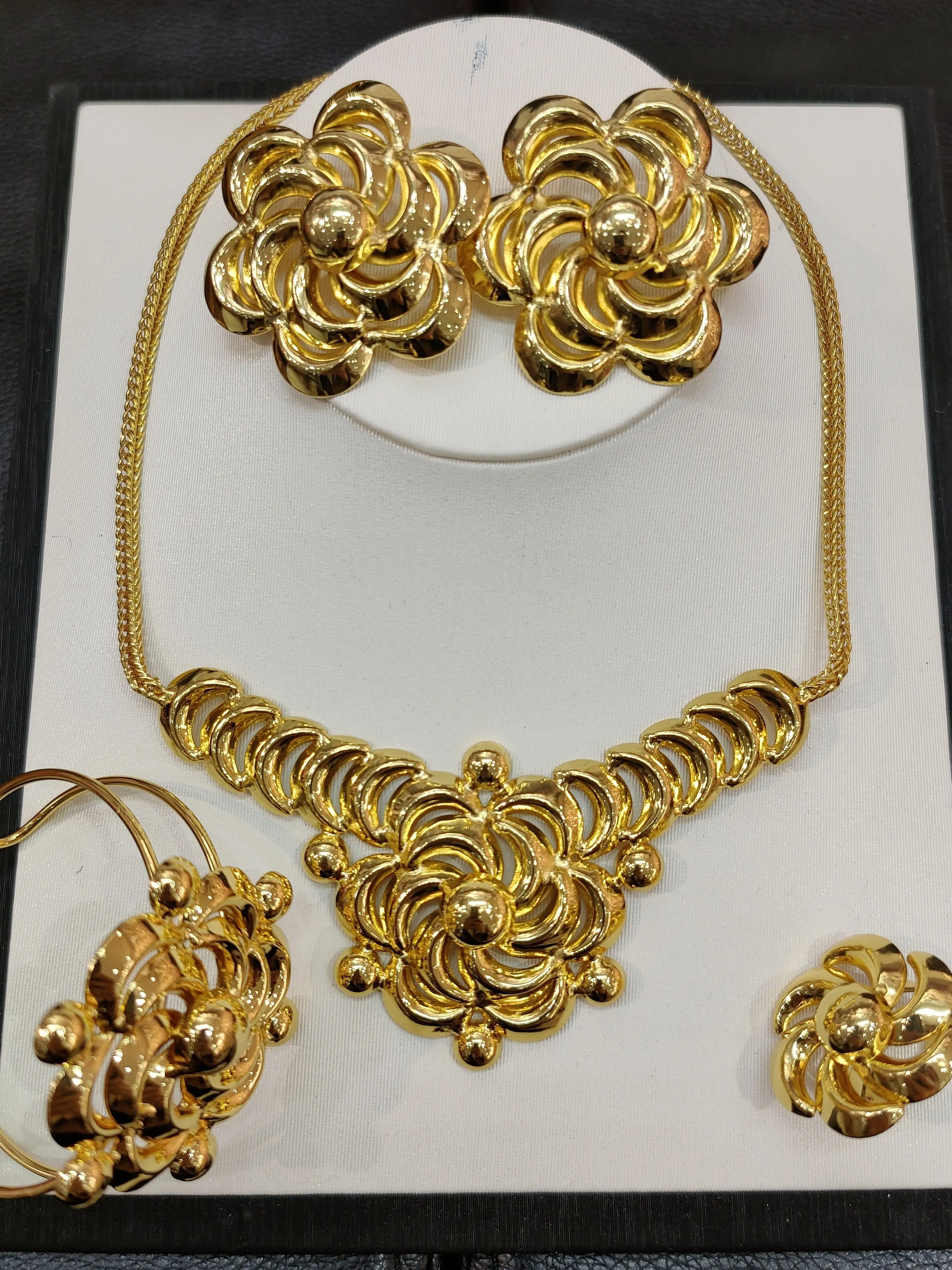 African Flower/Round Necklace Earrings Ring Set Jewelry Women 2022 Dubai Golden Wedding Party Bride Luxury Quality Jewelry
African Flower/Round Necklace Earrings Ring Set Jewelry Women 2022 Dubai Golden Wedding Party Bride Luxury Quality Jewelry