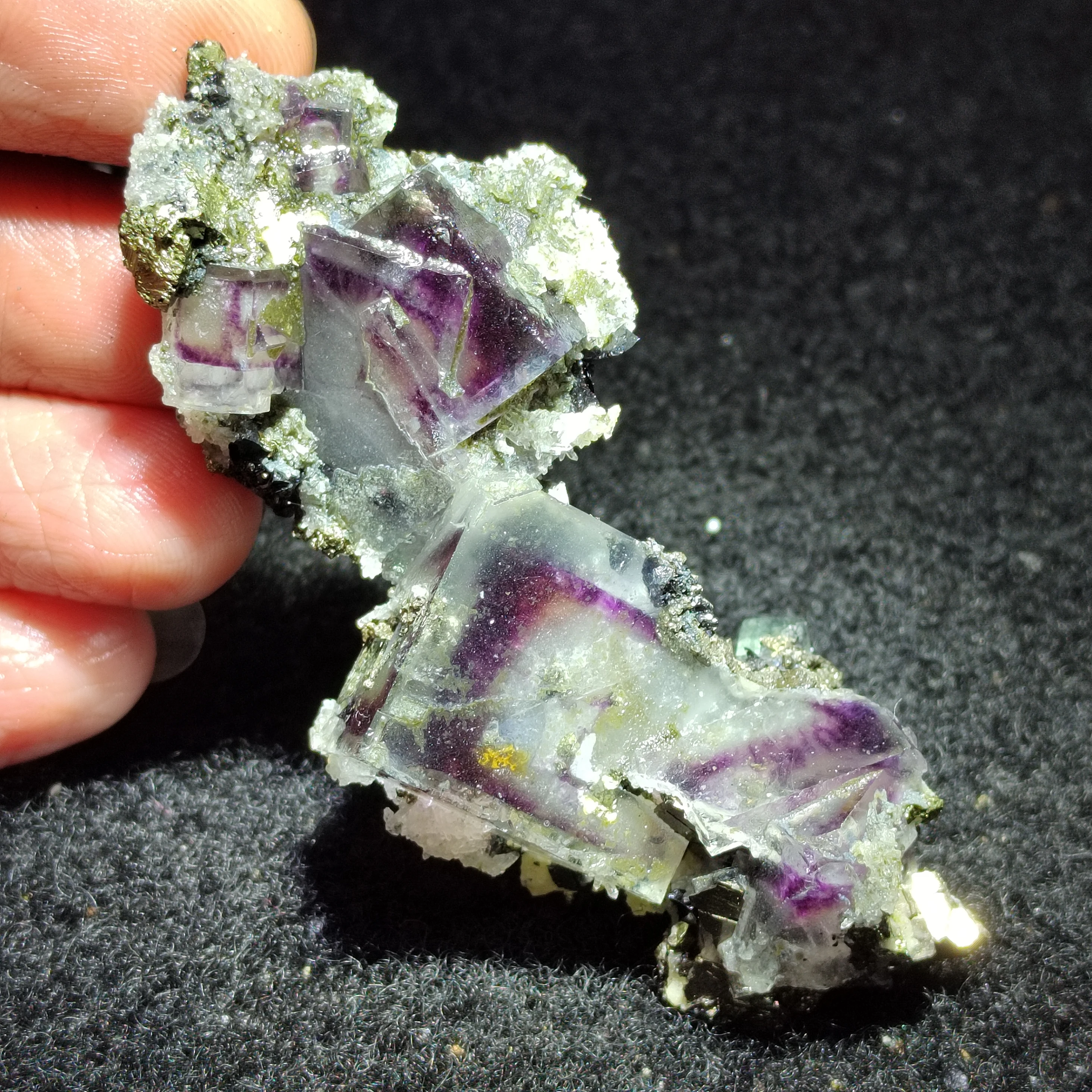 

19.3g-52.4gCelebrity, purple fluorite, brass, wolframite, crystal home decoration, ring pulse healing mineral specimens