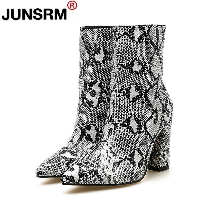 Perixir Design Women Ankle Boots Pointed Toe Block Heel Side Zipper Patent Leather Booties 2021 New Autumn Fashion Lady Shoes
Perixir Design Women Ankle Boots Pointed Toe Block Heel Side Zipper Patent Leather Booties 2021 New Autumn Fashion Lady Shoes