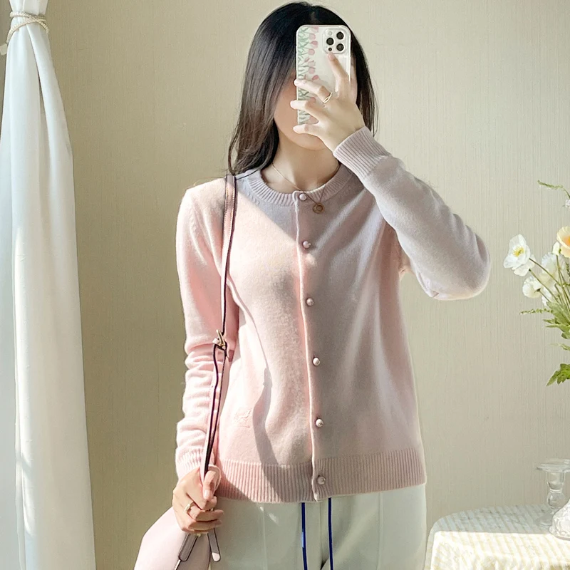 New embroidered wool cashmere round neck long sleeve knitted cardigan sweater fashion in the fall and winter of female
New embroidered wool cashmere round neck long sleeve knitted cardigan sweater fashion in the fall and winter of female