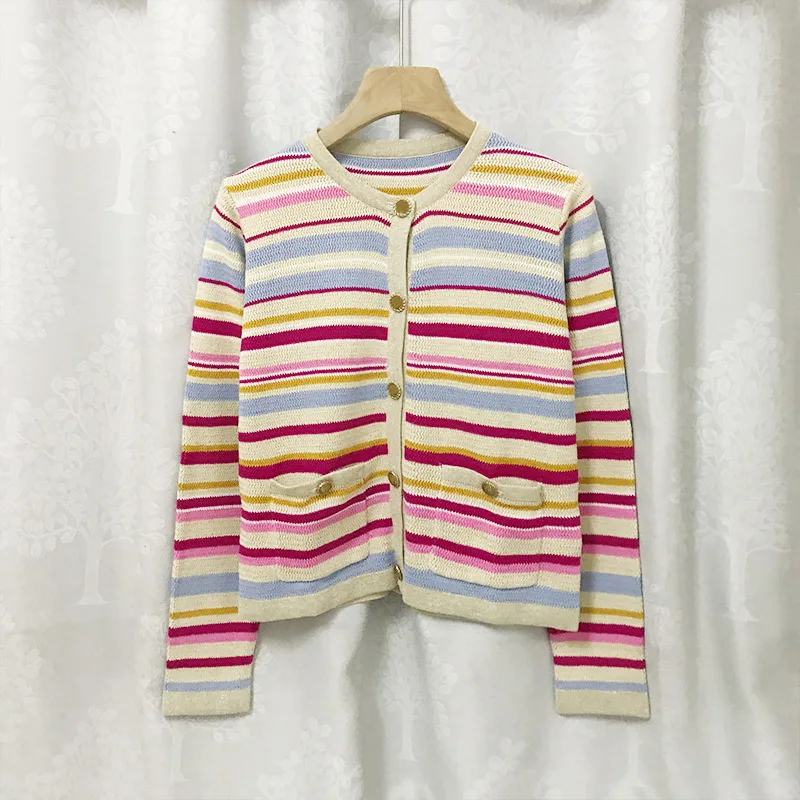 Женский облегающий кардиган, короткий однобортный свитер в радужную полоску, с круглым вырезом и золотистой нитью, роскошная брендовая одежда, осень 2021
Женский облегающий кардиган, короткий однобортный свитер в радужную полоску, с круглым вырезом и золотистой нитью, роскошная брендовая одежда, осень 2021