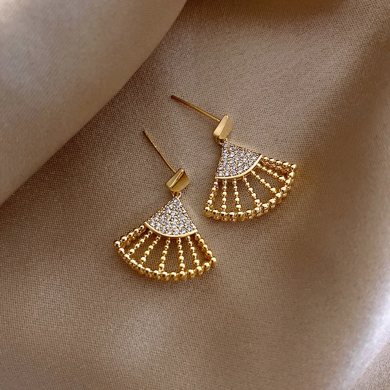 YAOLOGE Elegant Bead Hollow Triangle Earrings Gold Trendy Drop Earrings Geometric Statement Jewelry For Women Accessories
YAOLOGE Elegant Bead Hollow Triangle Earrings Gold Trendy Drop Earrings Geometric Statement Jewelry For Women Accessories
