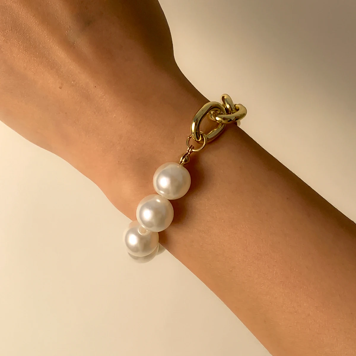 IngeSight.Z Imitation Pearl Wrist Chain Bracelets Bangles Charm Chunky Thick Miami Curb Cuban Bracelets for Women Hand Jewelry
IngeSight.Z Imitation Pearl Wrist Chain Bracelets Bangles Charm Chunky Thick Miami Curb Cuban Bracelets for Women Hand Jewelry
