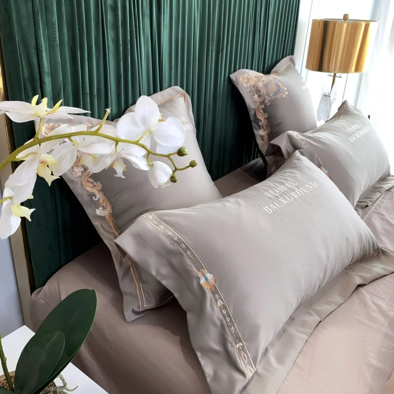 2020 Glossy Satin Classic Baroque Bedding Set Embroidery Duvet Cover Set Bed Sheet Pillowcases Queen King Size 4pcs 
2020 Glossy Satin Classic Baroque Bedding Set Embroidery Duvet Cover Set Bed Sheet Pillowcases Queen King Size 4pcs