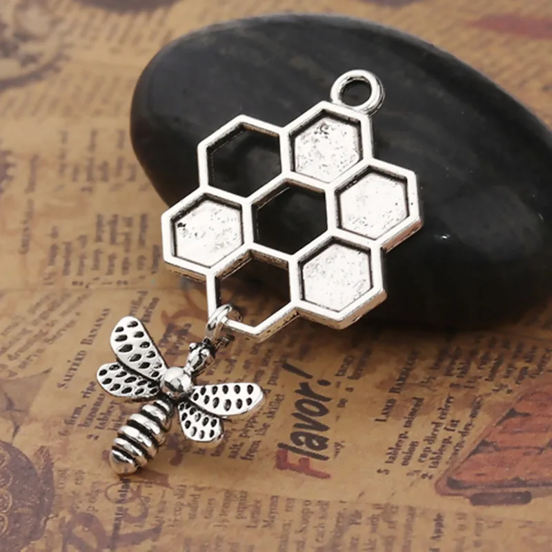 8Seasons Fashion Zinc Alloy Pendants Honeycomb Rose Gold/Gold/Silver Color Bee Animal Charms DIY Making Jewelry 47mm x 24mm,5PCs
8Seasons Fashion Zinc Alloy Pendants Honeycomb Rose Gold/Gold/Silver Color Bee Animal Charms DIY Making Jewelry 47mm x 24mm,5PCs