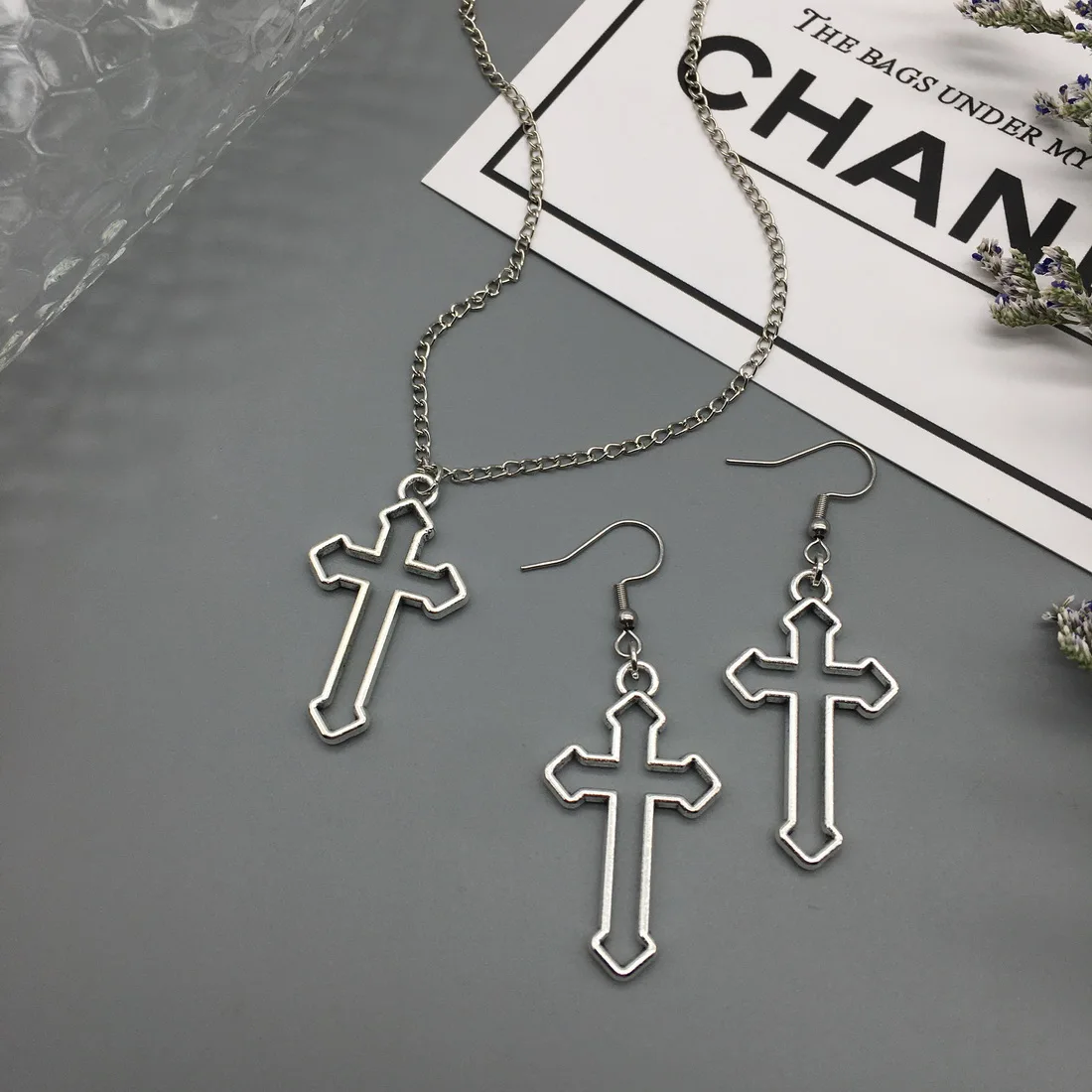 Vintage Gothic Hollow Cross Pendant Necklace For Men Women 2021 Fashion HIP HOP Necklace For Girls Gift Wholesale Neck Jewelry
Vintage Gothic Hollow Cross Pendant Necklace For Men Women 2021 Fashion HIP HOP Necklace For Girls Gift Wholesale Neck Jewelry