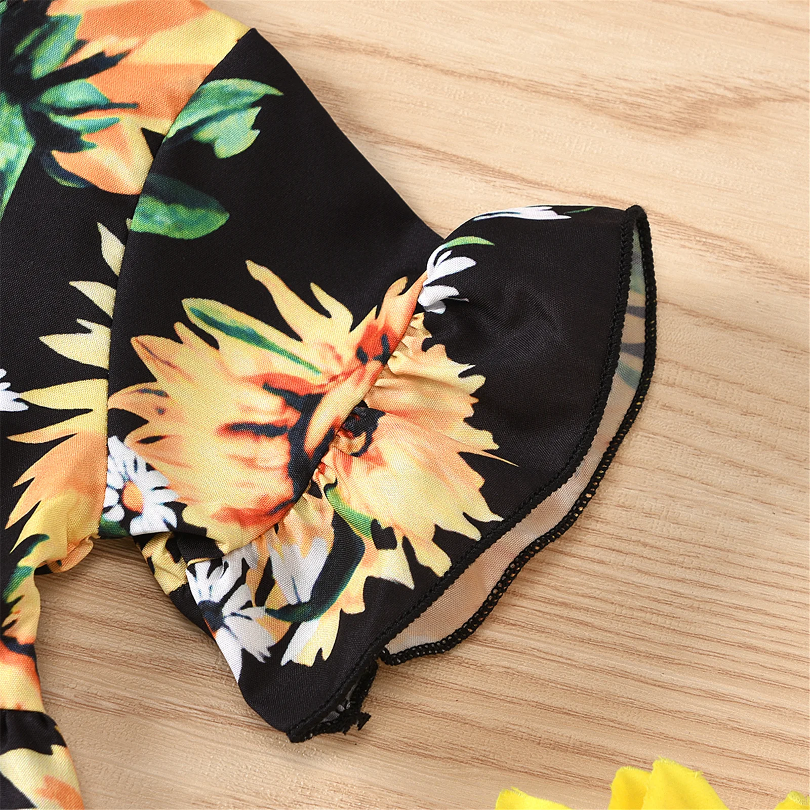 Three Piece Girls Clothes Fresh Sunflower Short Sleeve Tops and Ripped Denim Short Pants and Headband
Three Piece Girls Clothes Fresh Sunflower Short Sleeve Tops and Ripped Denim Short Pants and Headband
