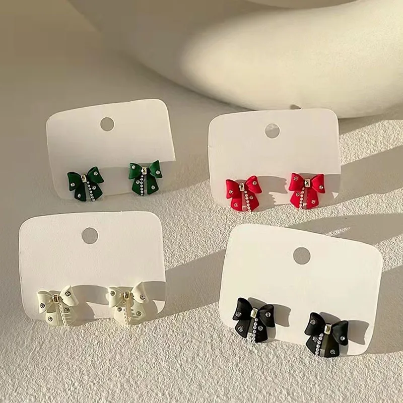 Женские металлические серьги-гвоздики с бантом 
Женские металлические серьги-гвоздики с бантом