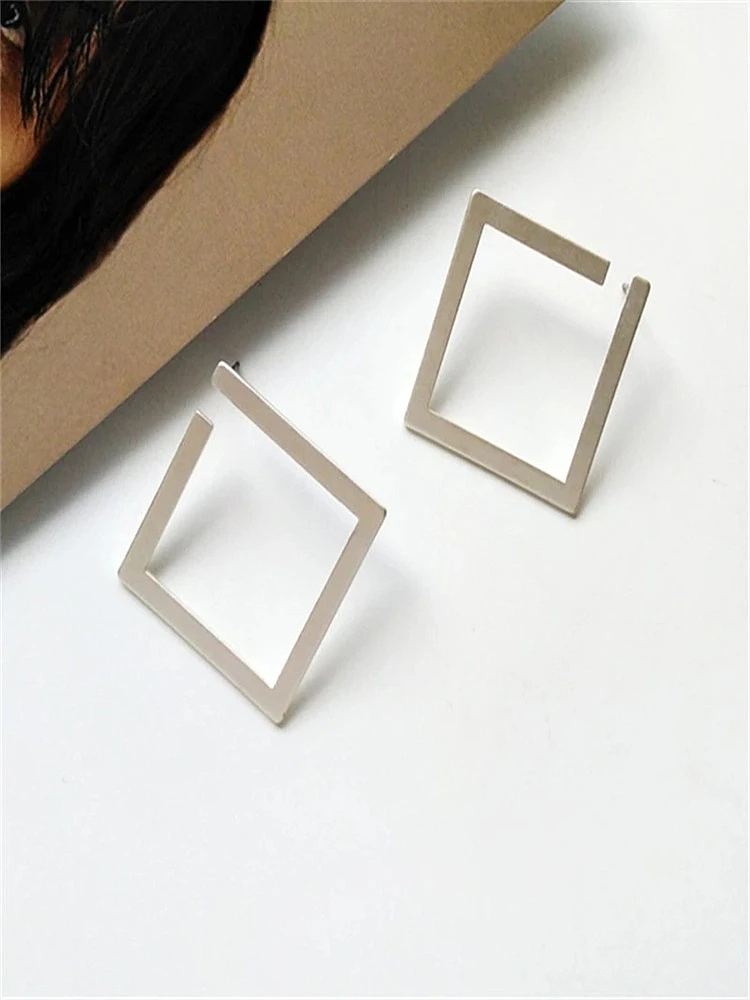 Brincos geomtricos clssicos, brincos clssicos com exagerao de metal, brincos de declarao de moda feminina
Brincos geomtricos clssicos, brincos clssicos com exagerao de metal, brincos de declarao de moda feminina
