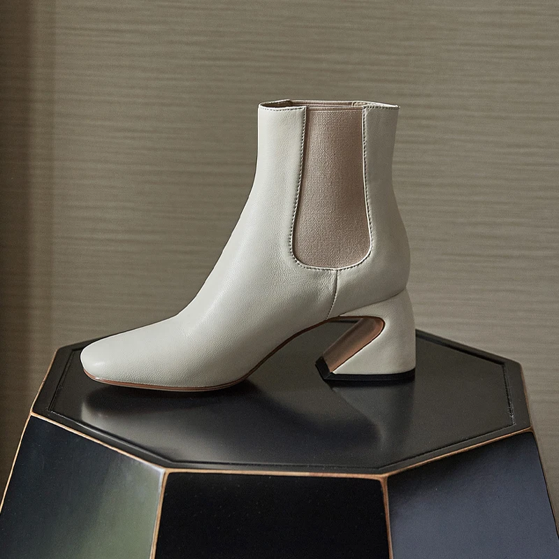 New winter Genuine leather women Fashion boots Cow leather boots Aliens with Women's shoes Size 34-40
New winter Genuine leather women Fashion boots Cow leather boots Aliens with Women's shoes Size 34-40