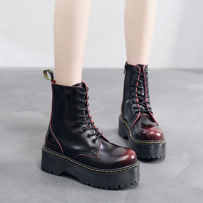 Резиновые красные ботинки Martin на толстой подошве с 8 отверстиями декоративные боковые молнии на шнуровке в британском стиле для женщин с ко...
Резиновые красные ботинки Martin на толстой подошве с 8 отверстиями декоративные боковые молнии на шнуровке в британском стиле для женщин с ко...