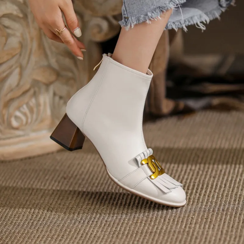 Женские ботильоны из мягкой натуральной кожи, черные, коричневые, телесные, белые ботинки с бахромой, на металлической цепочке, Размеры 33-43, ... 
Женские ботильоны из мягкой натуральной кожи, черные, коричневые, телесные, белые ботинки с бахромой, на металлической цепочке, Размеры 33-43, ...