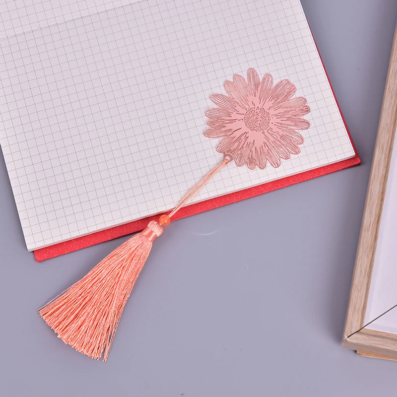 Creative Rose Gold Hollow Flower Bookmarks Vintage Metal Bookmark with Chinese Knot Multifunctional Stationery Escolar Gift
Creative Rose Gold Hollow Flower Bookmarks Vintage Metal Bookmark with Chinese Knot Multifunctional Stationery Escolar Gift