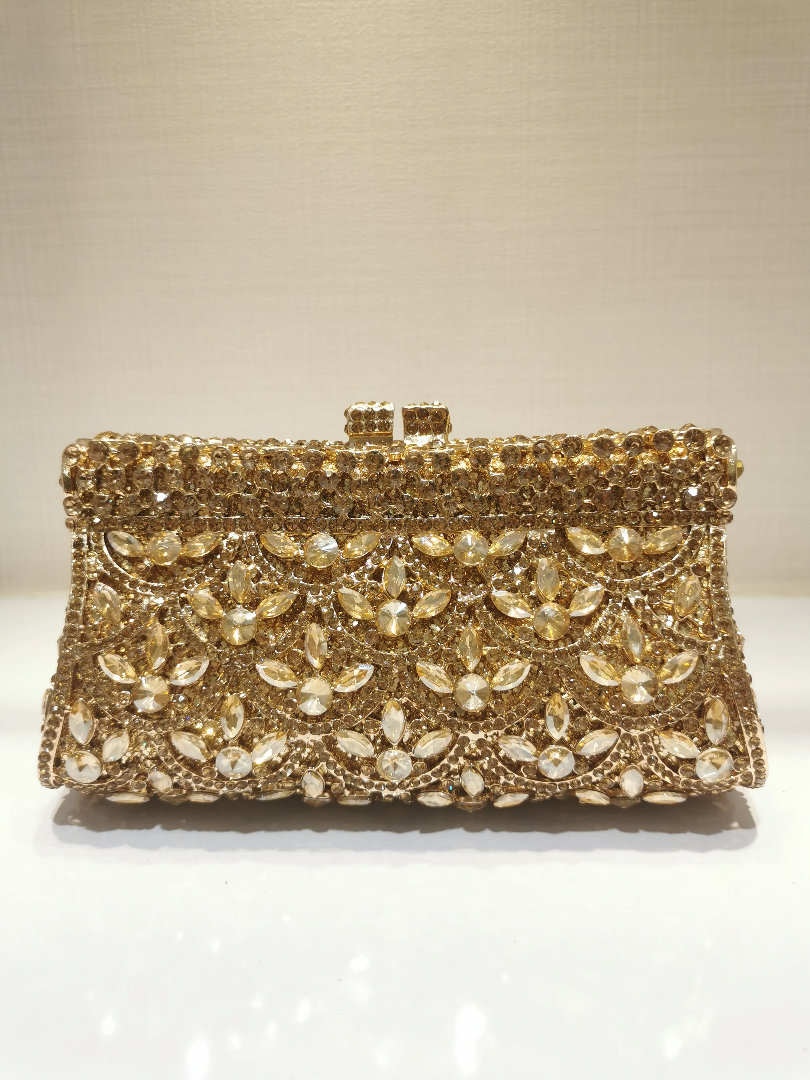 XIYUAN Hollow Out Flower Crystal Evening Purse Women Fashion Minaudiere Handbag Wedding Party Diamond Floral Clutch Bag Handbags
XIYUAN Hollow Out Flower Crystal Evening Purse Women Fashion Minaudiere Handbag Wedding Party Diamond Floral Clutch Bag Handbags
