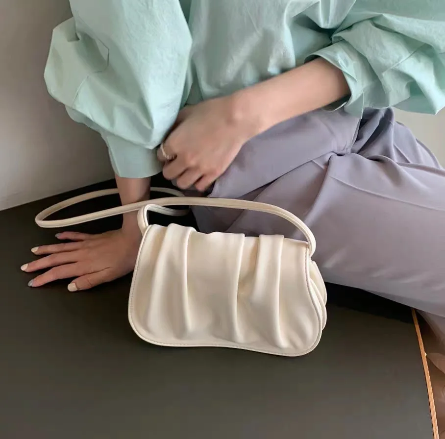Women's Bag 2021 New Bag Trend Korean Version Small Square Bag Fashion Messenger Bag Women's One Shoulder Cloud Bag
Women's Bag 2021 New Bag Trend Korean Version Small Square Bag Fashion Messenger Bag Women's One Shoulder Cloud Bag