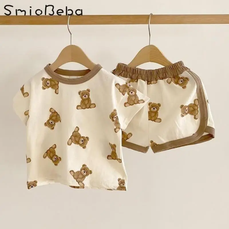 Baby Summer Bear 2PCS Sets Short Sleeve T-shirt Coffee With Beige Printed Cartoon Shorts Suits Top PP Shorts Toddler Boy Clothes
Baby Summer Bear 2PCS Sets Short Sleeve T-shirt Coffee With Beige Printed Cartoon Shorts Suits Top PP Shorts Toddler Boy Clothes