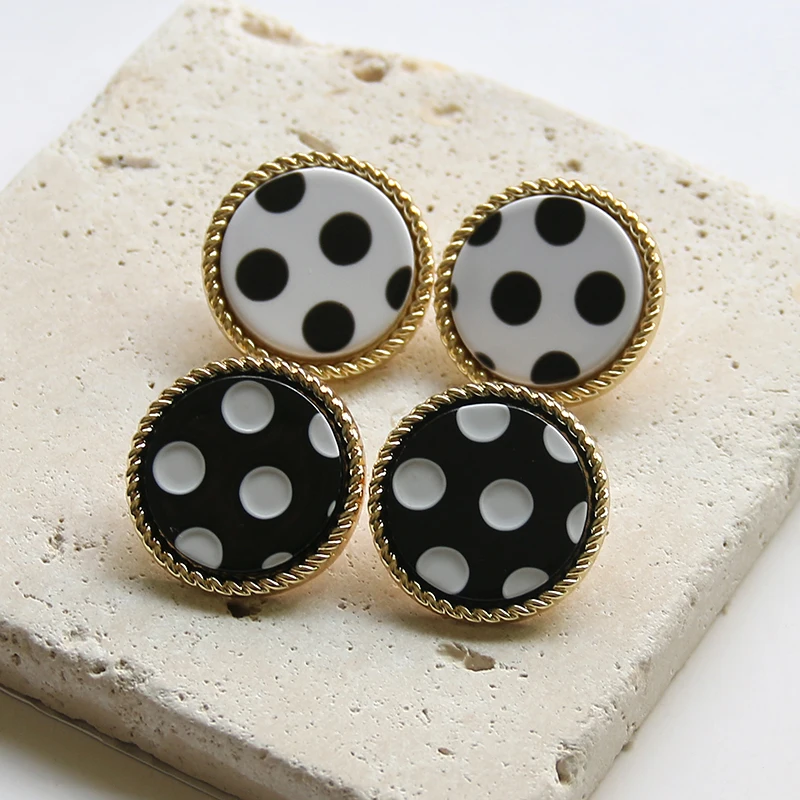 Creative Simulation Button Stud Earrings Fahsion Wave Point Earrings for Women Round Alloy Frame Reisn Earring
Creative Simulation Button Stud Earrings Fahsion Wave Point Earrings for Women Round Alloy Frame Reisn Earring