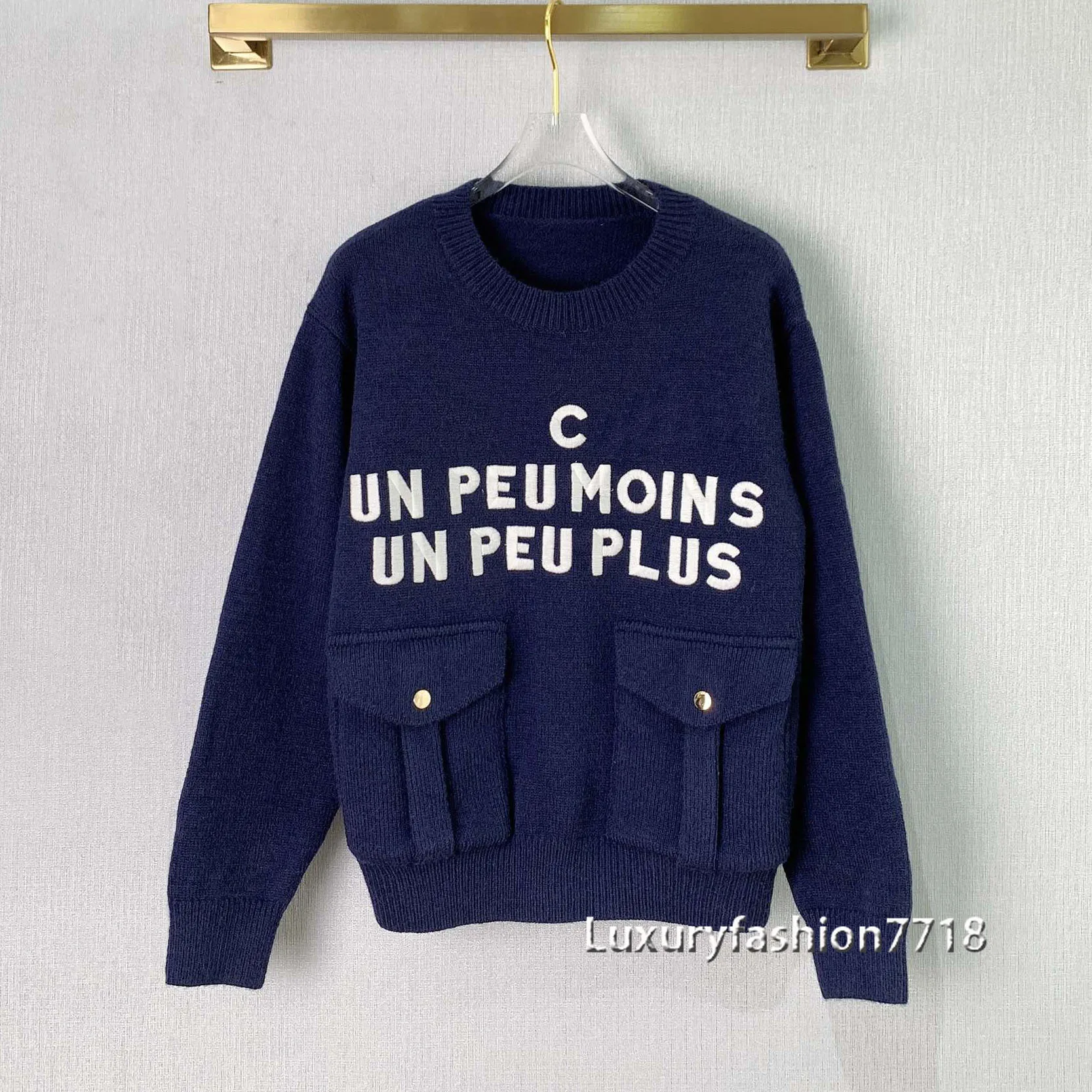 Женский жаккардовый свитер с длинным рукавом, с круглым вырезом и карманами
Женский жаккардовый свитер с длинным рукавом, с круглым вырезом и карманами