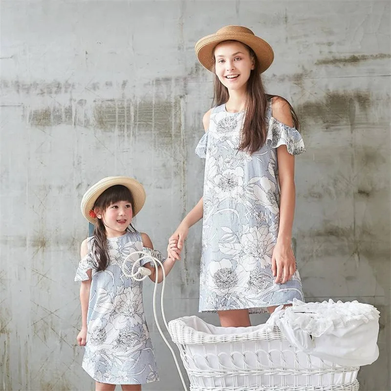 2021 Hot Sale Family Matching Clothes Stripes With Flowers Bare Shoulders Dress Mommy and Me Clothes Mother Daughter Outfits
2021 Hot Sale Family Matching Clothes Stripes With Flowers Bare Shoulders Dress Mommy and Me Clothes Mother Daughter Outfits