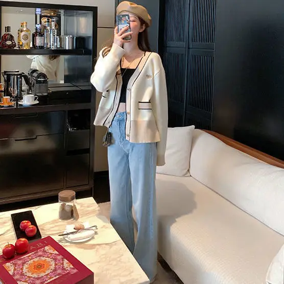 Light color wide leg jeans women's new relaxed and versatile chic high waist Hong Kong style pants in 2021
Light color wide leg jeans women's new relaxed and versatile chic high waist Hong Kong style pants in 2021