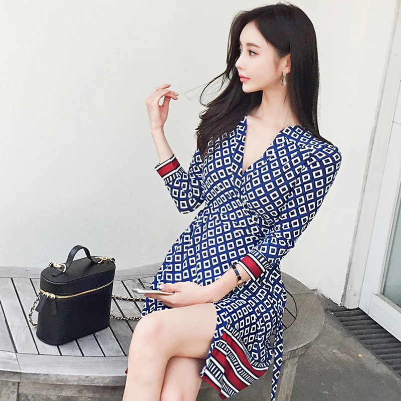 Spring Summer 2021 new v-neck fashionable Elegant Blue printed V-neck A-Line Slim Casual Dress
Spring Summer 2021 new v-neck fashionable Elegant Blue printed V-neck A-Line Slim Casual Dress