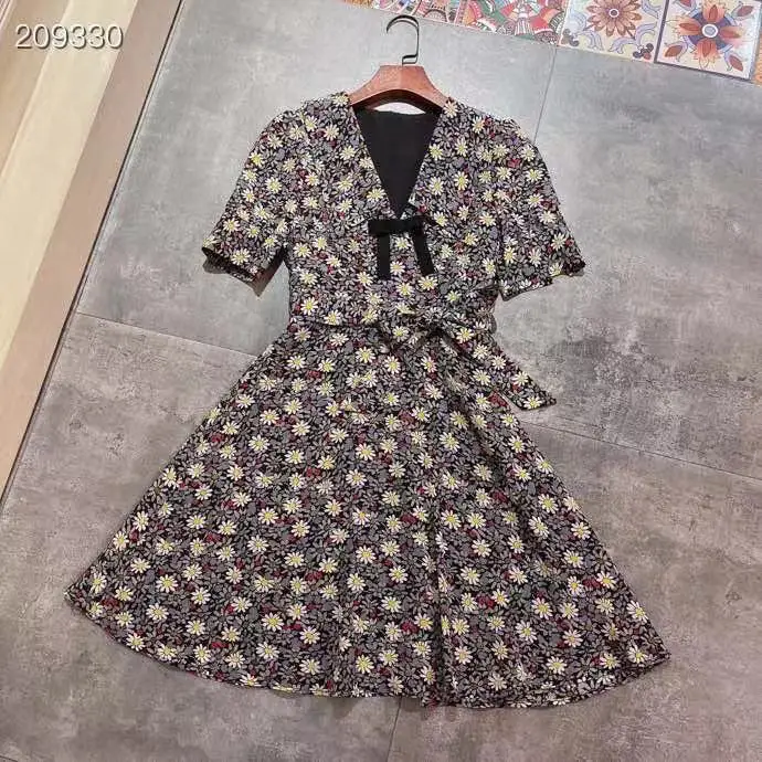 2021 New Summer Women Dress Silk Flowers Print V-Neck Short Sleeves Gorgeous Sicily High Quality Runway Famous-Brand Mini Dress
2021 New Summer Women Dress Silk Flowers Print V-Neck Short Sleeves Gorgeous Sicily High Quality Runway Famous-Brand Mini Dress