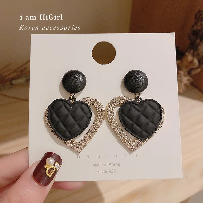925 Silver Needle Korean Autumn And Winter New Fashion Temperament Design Sense Diamond Inlaid Love Earrings Female
925 Silver Needle Korean Autumn And Winter New Fashion Temperament Design Sense Diamond Inlaid Love Earrings Female