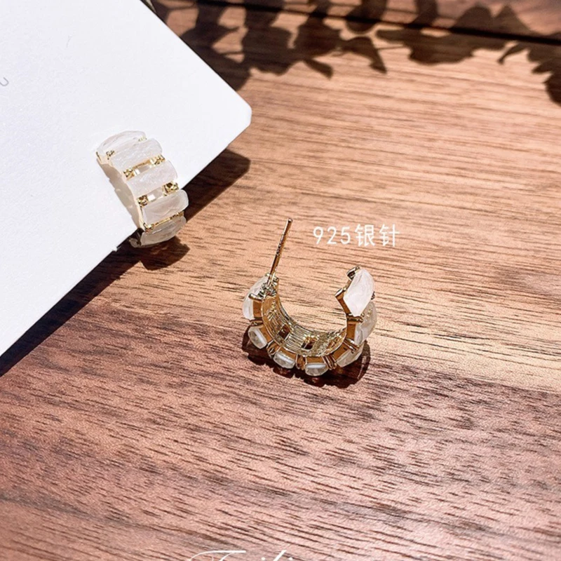 Korean Shiny Shell C Shape Earrings for Women Femme Retro Gold Color Metal Circle Hoop Earrings 2020 Statement Jewelry
Korean Shiny Shell C Shape Earrings for Women Femme Retro Gold Color Metal Circle Hoop Earrings 2020 Statement Jewelry