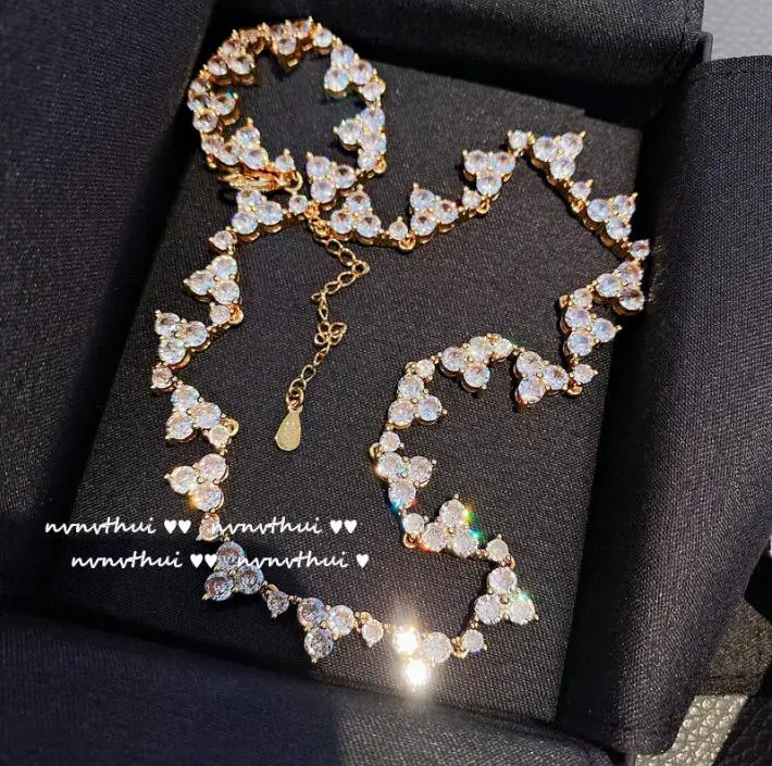 Brilliant sparkling rhinestone golden triangle gemstone necklace inlaid zircon chic women clavicle chain Li
Brilliant sparkling rhinestone golden triangle gemstone necklace inlaid zircon chic women clavicle chain Li