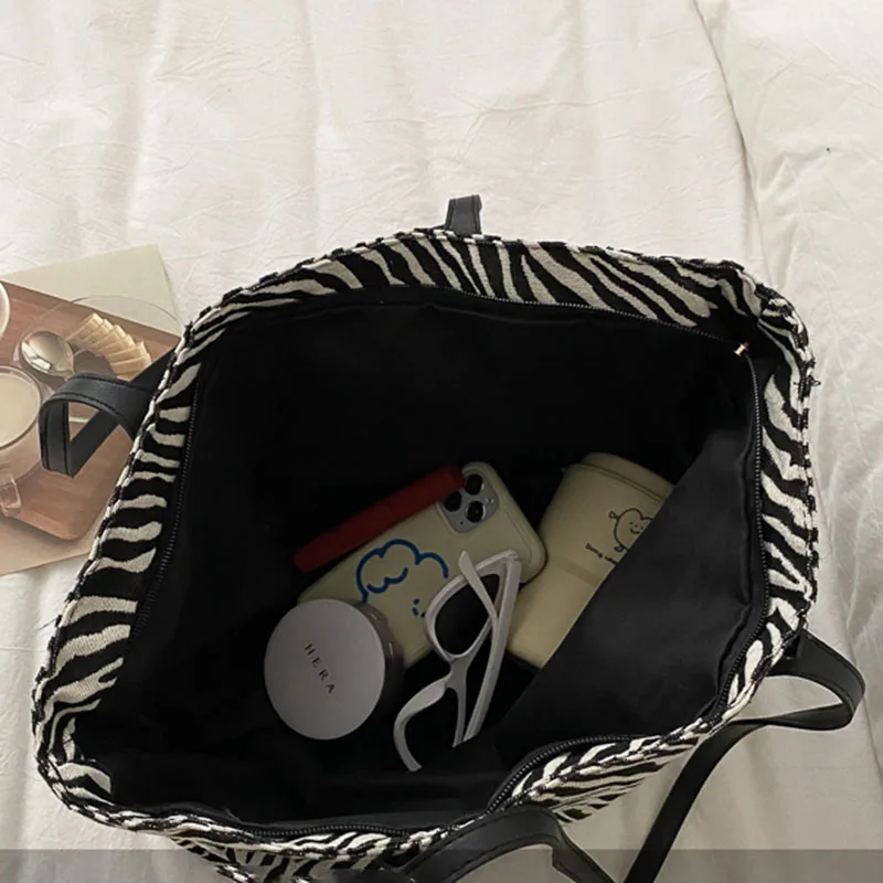 Shoulder Bags Women Zebra Printed Large Capacity Zipper Handbag High Street Soft Harajuku Vintage Ulzzang Female Chic All-match
Shoulder Bags Women Zebra Printed Large Capacity Zipper Handbag High Street Soft Harajuku Vintage Ulzzang Female Chic All-match