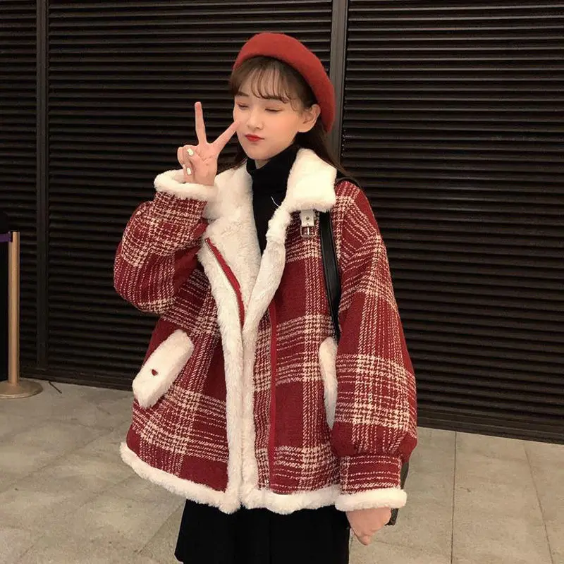 Lamb wool short down cotton padded jacket women's Korean loose winter plaid jacket 2021 NEW
Lamb wool short down cotton padded jacket women's Korean loose winter plaid jacket 2021 NEW
