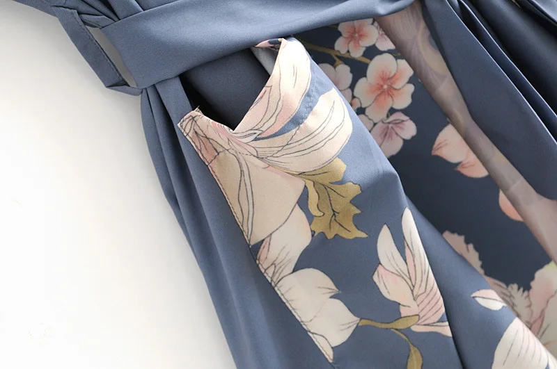 Wholesale European and American wind spring and summer women's peacock positioning digital printing kimono coat robe
Wholesale European and American wind spring and summer women's peacock positioning digital printing kimono coat robe