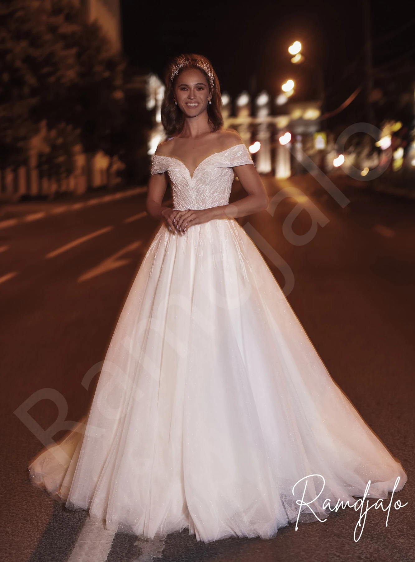 Wedding Dresses A Line Off The Shoulder Tulle Brush Train Lace Top Pearl Buttons 2021 Bridal Gowns Bride Formal Vestidos Novia
Wedding Dresses A Line Off The Shoulder Tulle Brush Train Lace Top Pearl Buttons 2021 Bridal Gowns Bride Formal Vestidos Novia