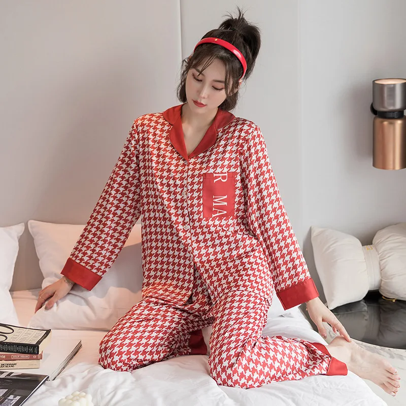 Women Long Sleeve Nightwear Autumn Rayon Satin Knitted Pajama Set Turn-down Collar Leaves Printing Pajamas Loungewear Sleepwear
Women Long Sleeve Nightwear Autumn Rayon Satin Knitted Pajama Set Turn-down Collar Leaves Printing Pajamas Loungewear Sleepwear
