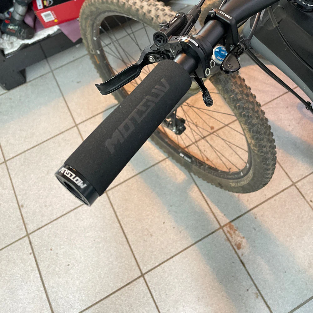 MTB Sponge Handlebar Grips Bicycle Grips Anti-skid Shock-absorbing Soft Bike Grips Ultraight Cycling Handlebar
MTB Sponge Handlebar Grips Bicycle Grips Anti-skid Shock-absorbing Soft Bike Grips Ultraight Cycling Handlebar