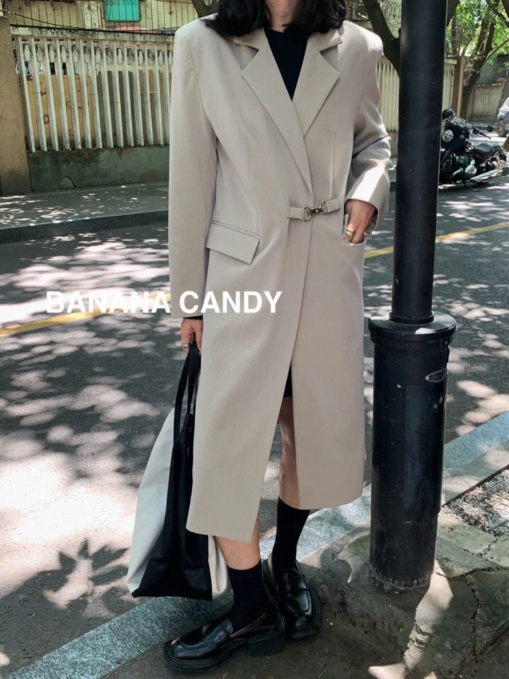 Simple style metal buckle belt long suit windbreaker coat women's autumn and winter 2021 new style
Simple style metal buckle belt long suit windbreaker coat women's autumn and winter 2021 new style