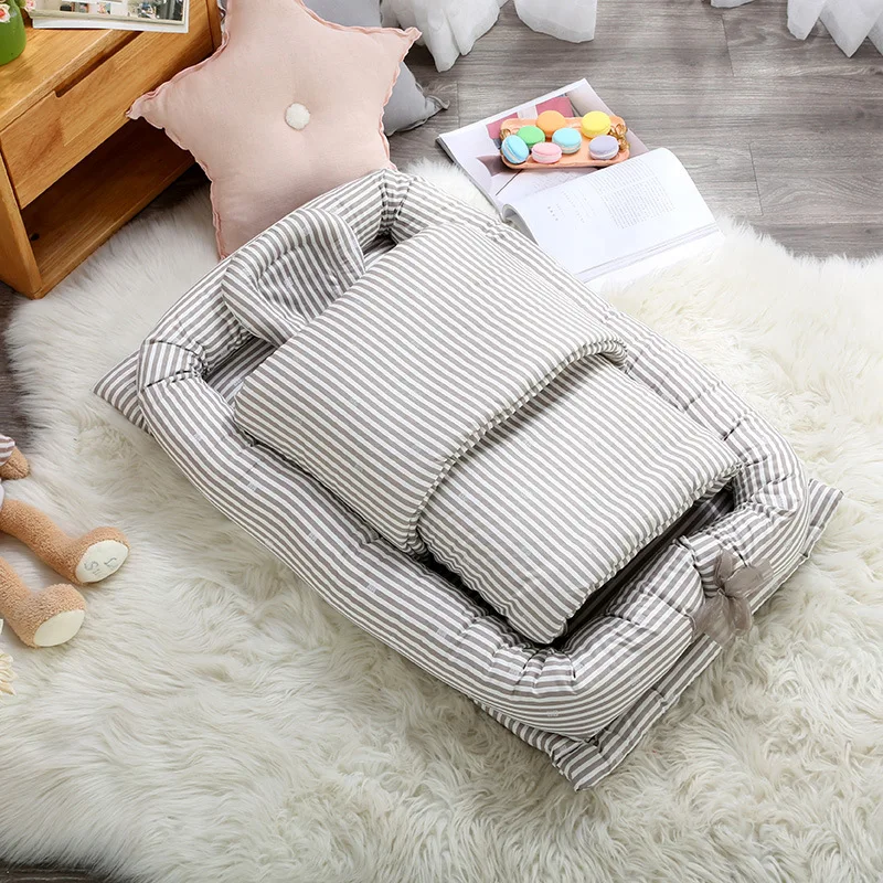 Многофункциональная портативная детская кроватка в полоску с одеялом складная