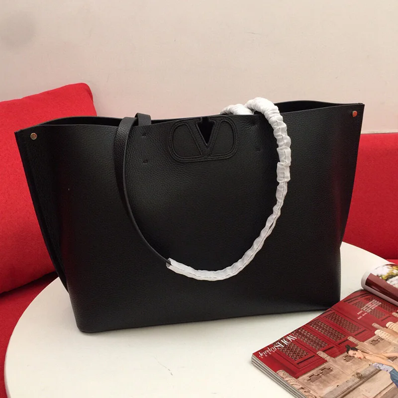 Solid color letter V large capacity soft cowhide tote bag ladies new style built-in pouch commuter bag fashion vacation bag
Solid color letter V large capacity soft cowhide tote bag ladies new style built-in pouch commuter bag fashion vacation bag